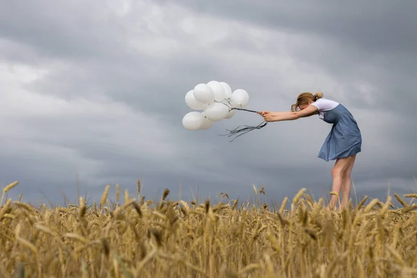 Osamělá Žena Bublinami Silném Větru Kopírovat Prostor — Stock fotografie