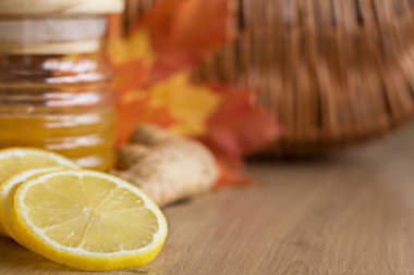 Limon, bal ve zencefil ile sonbahar natürmort