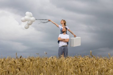 Topları ve güçlü rüzgar Paul alanlarla bavula çift