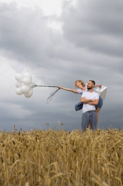 Topları ve güçlü rüzgar Paul alanlarla bavula çift