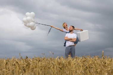 Topları ve güçlü rüzgar Paul alanlarla bavula çift
