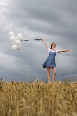 Fırtına gökyüzü sahada topları ile mutlu kadın