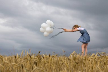 Kırılgan kadın balonlar güçlü rüzgara karşı koruyamaz