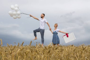 Sevgi dolu çift cennet balonlu uçmaktadır. İlişkiler. Aşk