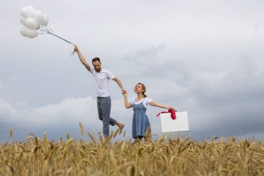 Sevgi dolu çift cennet balonlu uçmaktadır. İlişkiler. Aşk