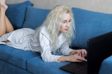 Bilgisayarda güzel kadın türü. Ev. İletişim