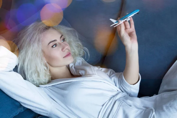 Fiatal lány álmodozva rendelkezik repülőgép-kezében — Stock Fotó