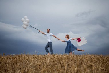 Sevgi dolu çift cennet balonlu uçmaktadır. İlişkiler. Aşk