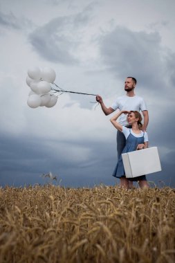 Topları ve güçlü rüzgar Paul alanlarla bavula çift