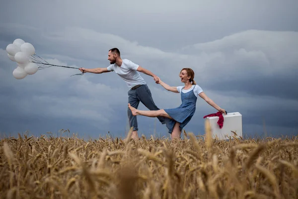 Sevgi dolu çift cennet balonlu uçmaktadır. İlişkiler. Aşk