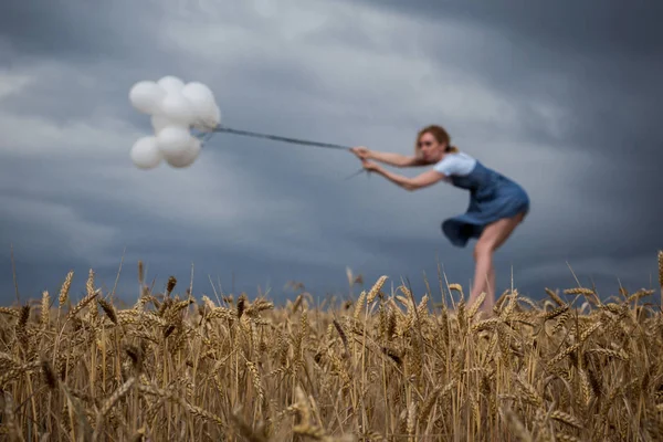 Křehká žena udržuje pozice proti silnému větru — Stock fotografie