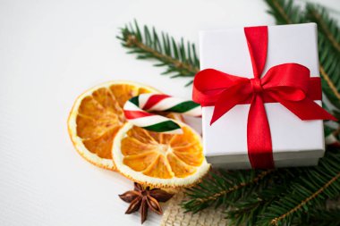 Noel natürmort beyaz zemin üzerinde bir hediye ile. Uzay kopyalayın. Arka plan