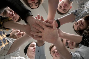 Genç Modern insanlar elele tutuşun. Takım kavramı