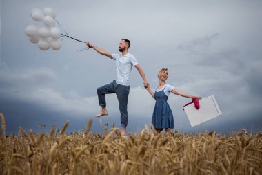 Sevgi dolu çift cennet balonlu uçmaktadır. İlişkiler. Aşk