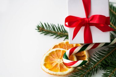 Noel natürmort beyaz zemin üzerinde bir hediye ile. Uzay kopyalayın. Arka plan