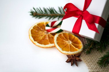 Noel natürmort beyaz zemin üzerinde bir hediye ile. Uzay kopyalayın. Arka plan