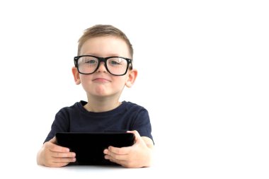 Bir Tablet ellerde ile tatlı bebeğim. Modern teknolojiler