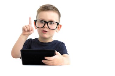 Bir Tablet ellerde ile tatlı bebeğim. Modern teknolojiler