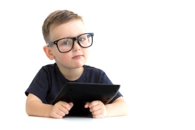 Bir Tablet ellerde ile tatlı bebeğim. Modern teknolojiler