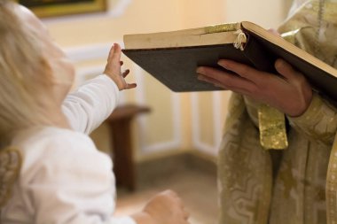 Çocuk ortodoks kilisesinde vaftiz töreni.