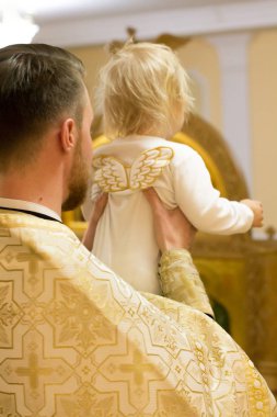 Çocuk ortodoks kilisesinde vaftiz töreni.