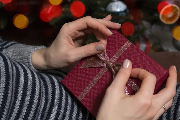 Dar w rękach kobiet. Boże Narodzenie koncepcja. Miejsce — Zdjęcie stockowe