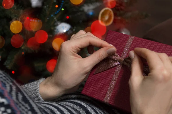 Dar w rękach kobiet. Boże Narodzenie koncepcja. Miejsce — Zdjęcie stockowe