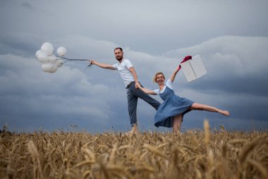 Sevgi dolu çift cennet balonlu uçmaktadır. İlişkiler. Aşk