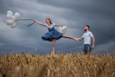Uçan balon ile kadın ayak bağı adam