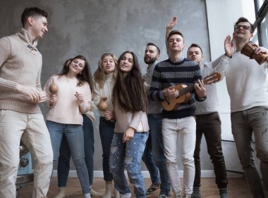 Komik genç insanlar bir şarkı ve oyun şarkı. Noel kavramı