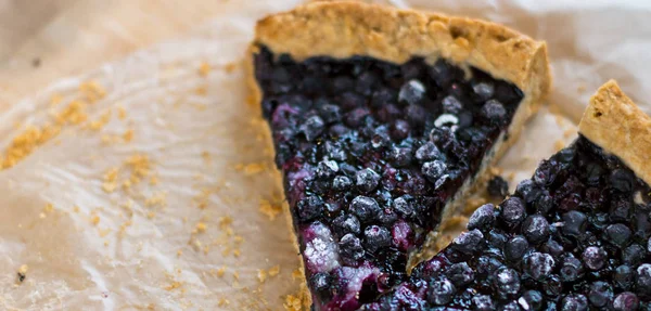 Segment van Blueberry Pie. Kopieer ruimte. Bakkerijproducten. — Stockfoto