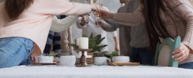 Noel Bayramı ile genç insanlar şirket. Yeni yıl kavramı