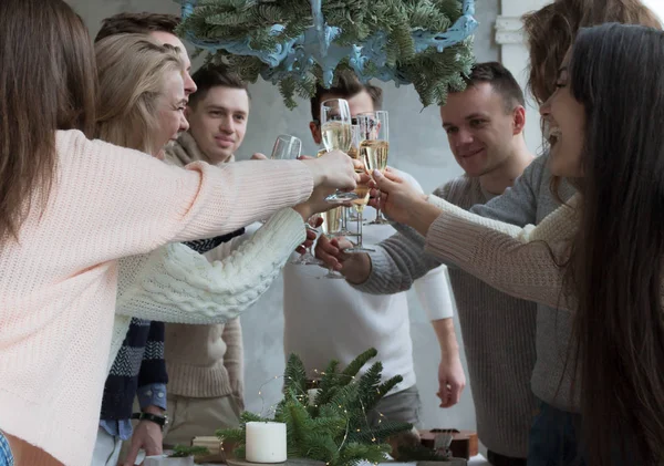 Fiesta de Navidad con la Compañía de Jóvenes. Concepto de Año Nuevo — Foto de Stock