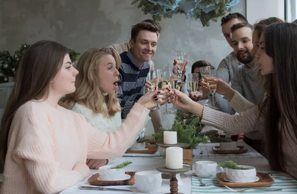 Gesellschaft Junger Leute Mit Sektgläsern Die Spaß Haben Und Klirren — Stockfoto