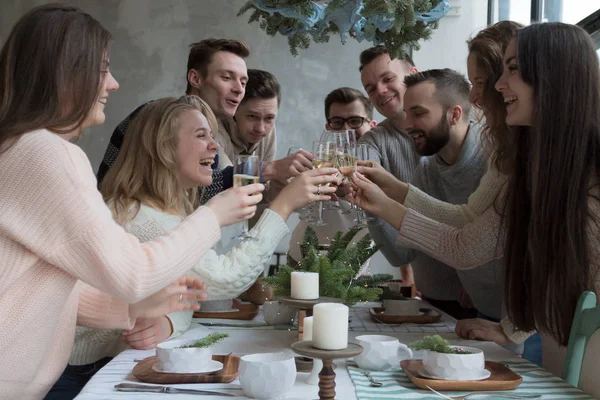 Fête de Noël avec la Compagnie des Jeunes. Concept du Nouvel An — Photo