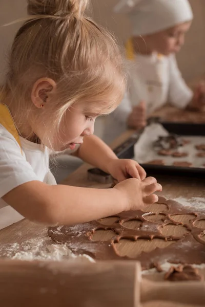 El bebé hace galletas de Navidad. Concepto culinario. Cocina de Navidad. Niños. — Foto de Stock