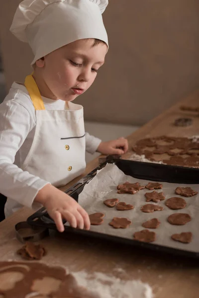 Baby Makes Christmas Cookies. Koncept gastronomiczny. Boże Narodzenie gotowanie. Dzieci — Zdjęcie stockowe