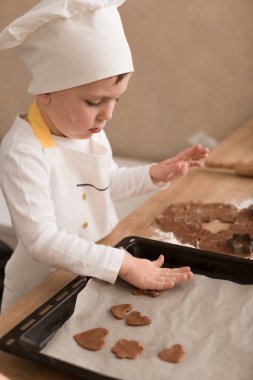 Bebek Noel kurabiyeleri yapar. Mutfak konsepti. Noel pişirme. Çocuk