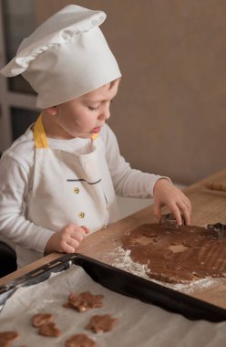 Bebek Noel kurabiyeleri yapar. Mutfak konsepti. Noel pişirme. Çocuk