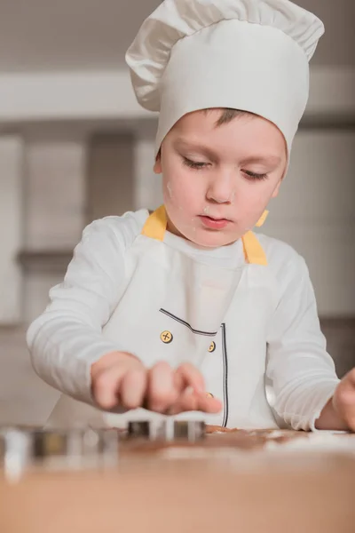 El bebé hace galletas de Navidad. Concepto culinario. Cocina de Navidad. Niños. — Foto de Stock