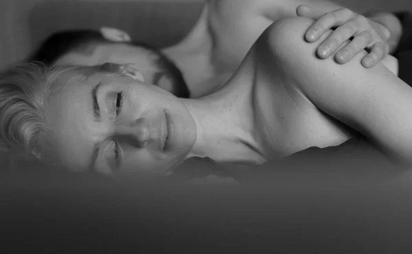 Erwachsenes Paar schläft im Bett. Beziehungen. Mann und Frau. Leben — Stockfoto