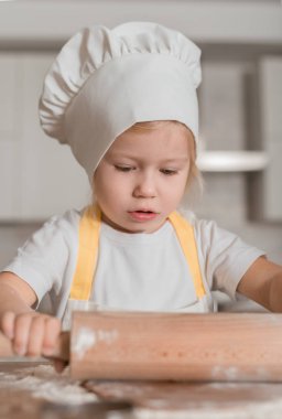 Bebek kurabiye yapar. Fırın kavramı. Çocuk eğitim