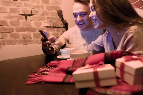 Young Couple Love Touching Phone Screen Drinking Coffee Background Gifts — ストック写真