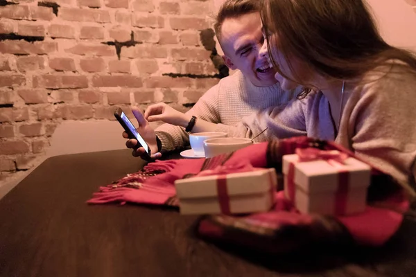 Молодая Пара Влюблённая Трогает Экран Телефона Пьет Кофе Фоне Подарков — стоковое фото