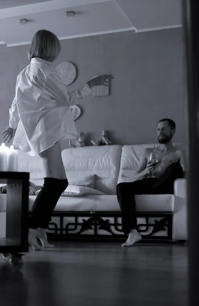 Vrouw Dansen Privé Dans Voor Haar Huis Man Liefde Concept — Stockfoto