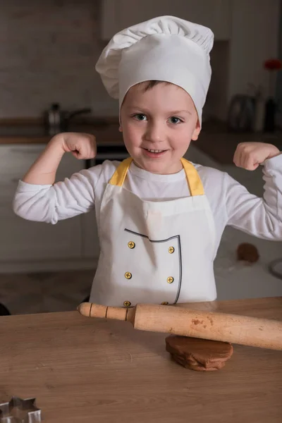 赤ちゃんは クッキーを作る パン屋さんのコンセプトです 子供のトレーニング — ストック写真