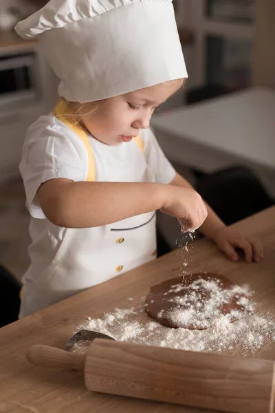 Dziecko Sprawia Pliki Cookie Koncepcja Piekarni Dzieci Szkolenia — Zdjęcie stockowe