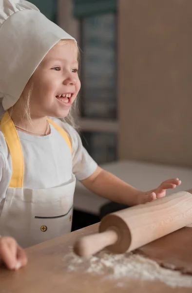 Малыш Печет Печенье Концепция Пекарни Обучение Детей — стоковое фото