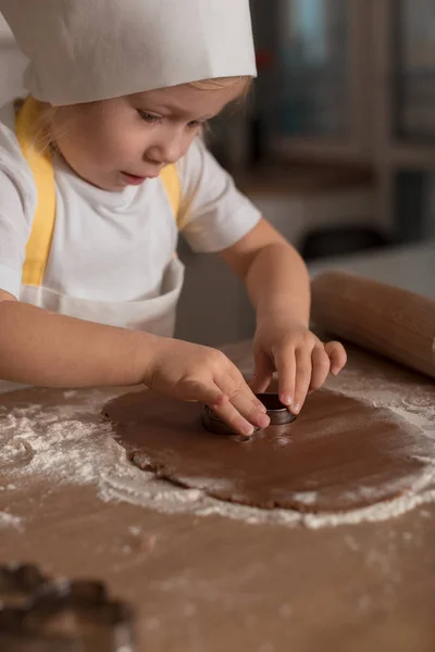 Dziecko Sprawia Pliki Cookie Koncepcja Piekarni Dzieci Szkolenia — Zdjęcie stockowe