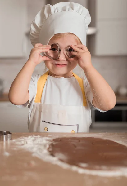 Малыш Печет Печенье Концепция Пекарни Обучение Детей — стоковое фото